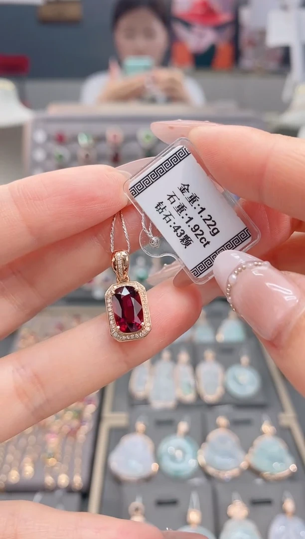 颈饰18K金镶嵌碧玺1.92