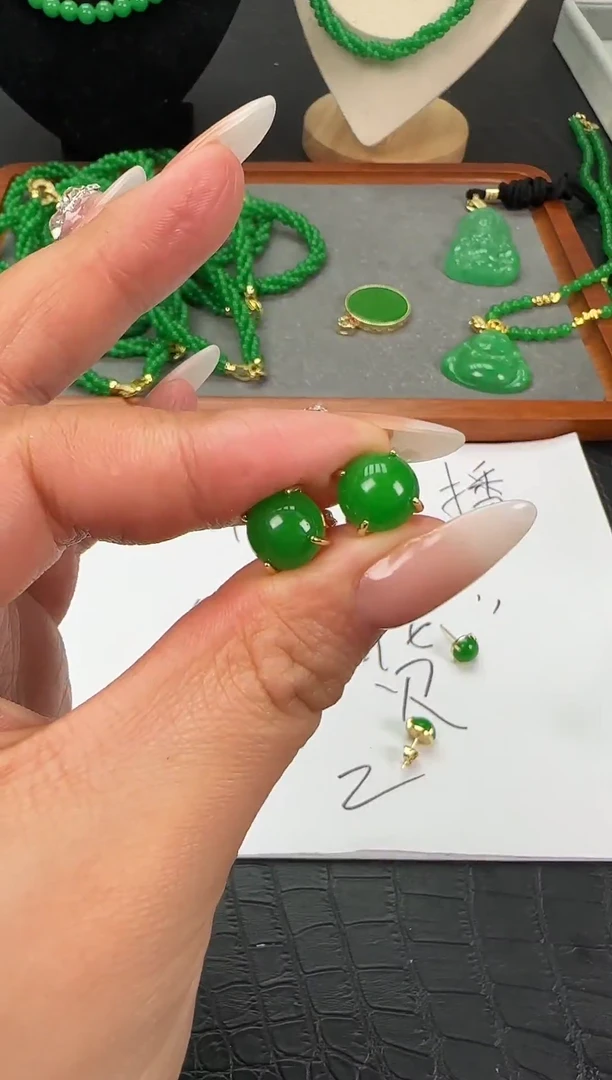 足银镶嵌翡翠耳饰蛋面四爪耳钉