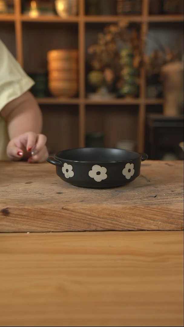 黑色刻花的6英寸双耳小盘