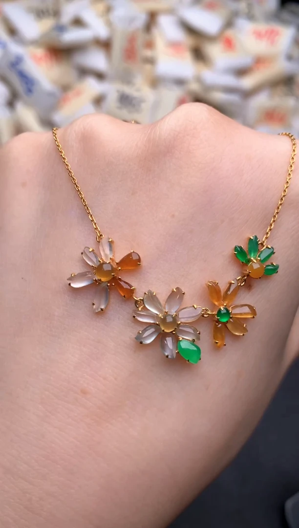 18K金镶嵌挂件翡翠一