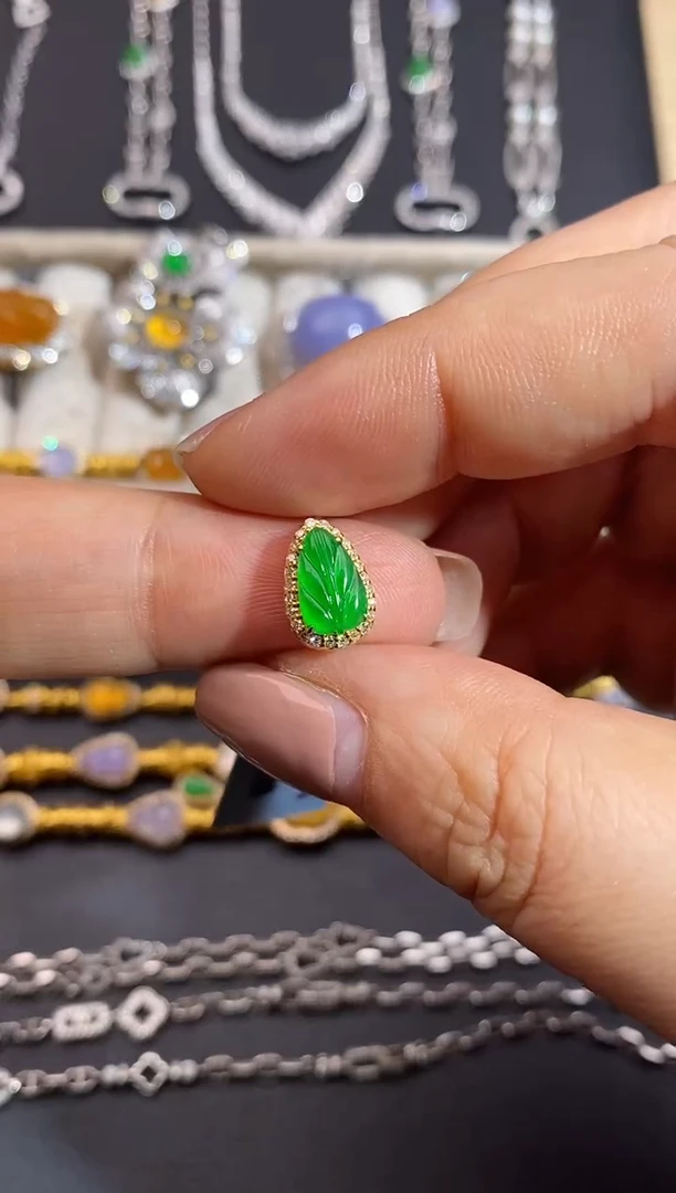 颈饰18K金镶嵌翡翠吊坠