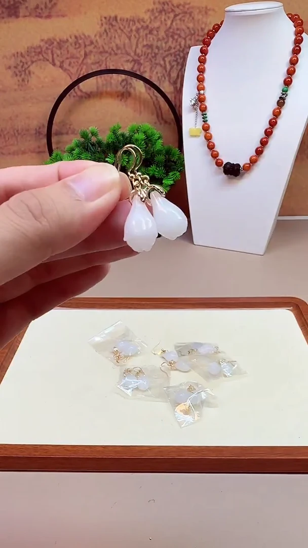 14K金镶嵌和田玉耳饰E162