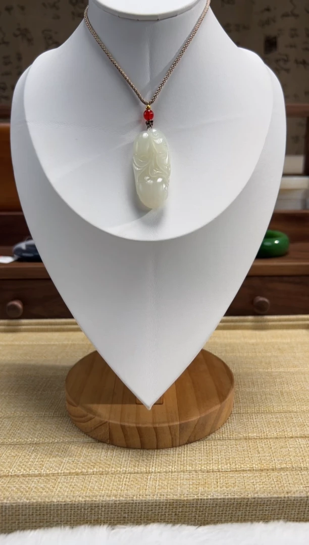 和田玉（糖玉）未镶嵌颈饰46.9x21.8x6.4