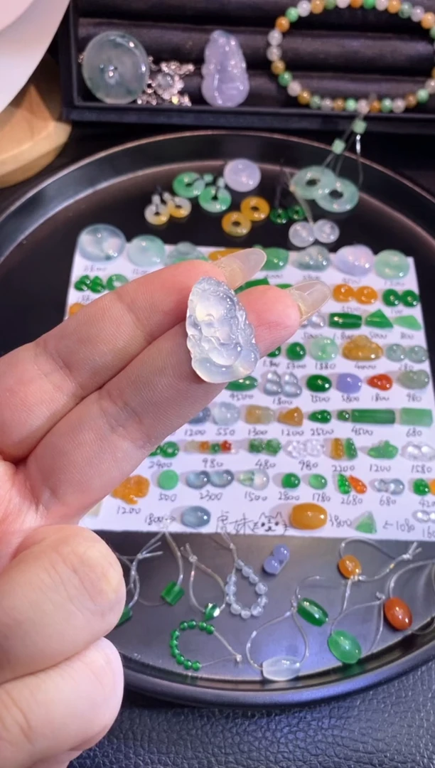 翡翠挂件未镶嵌大象