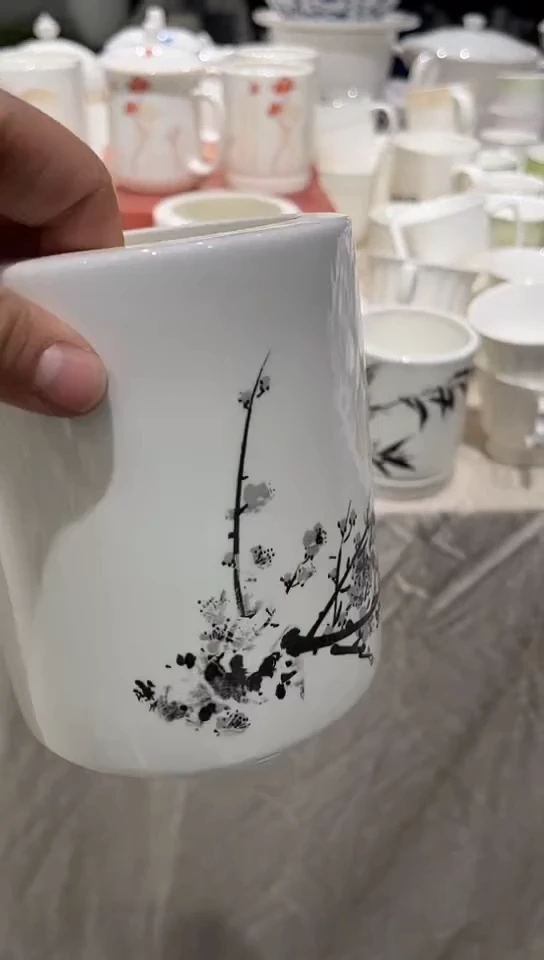 瓷微瑕笔筒隆达骨质瓷