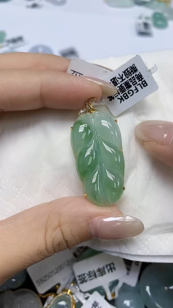 翡翠18K金镶嵌颈饰天然缅甸翡翠A货
