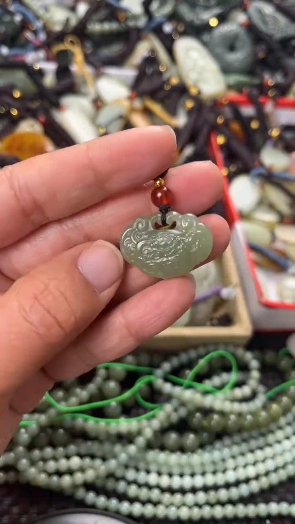【闪购商品】和田玉颈饰未镶嵌多样性发货没有证书，拍一发一.有瑕