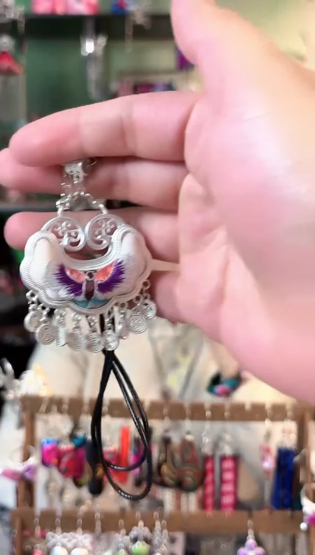 彩云南阁非遗老绣饰品