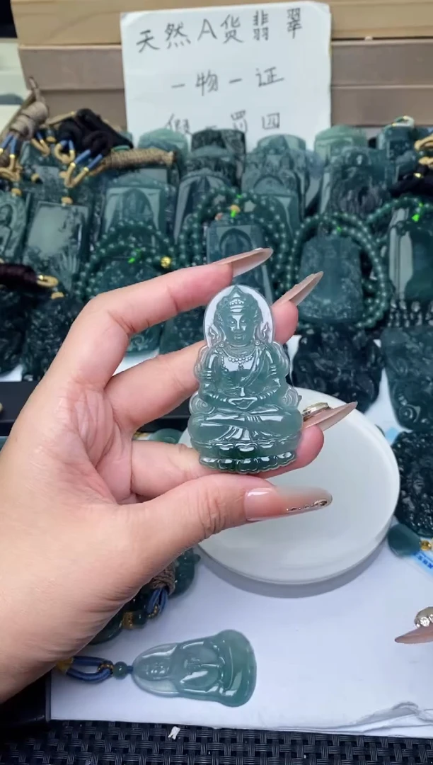 颈饰未镶嵌翡翠