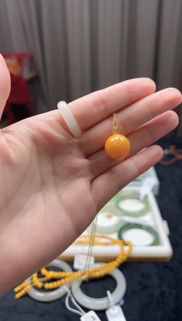 【闪购商品】蜜蜡颈饰18K金镶嵌18k蜜蜡吊坠（带链）XY6167