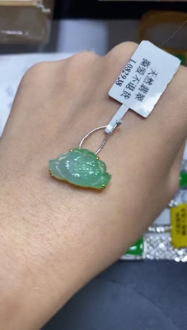 颈饰18K金镶嵌翡翠颈饰 18K金镶嵌 翡翠