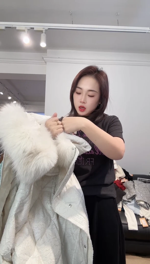 140斤不退不换白色人鱼色羽绒外套1304