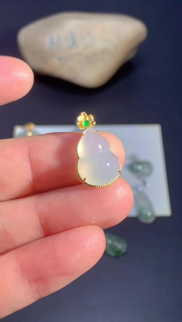 颈饰18K金镶嵌翡翠