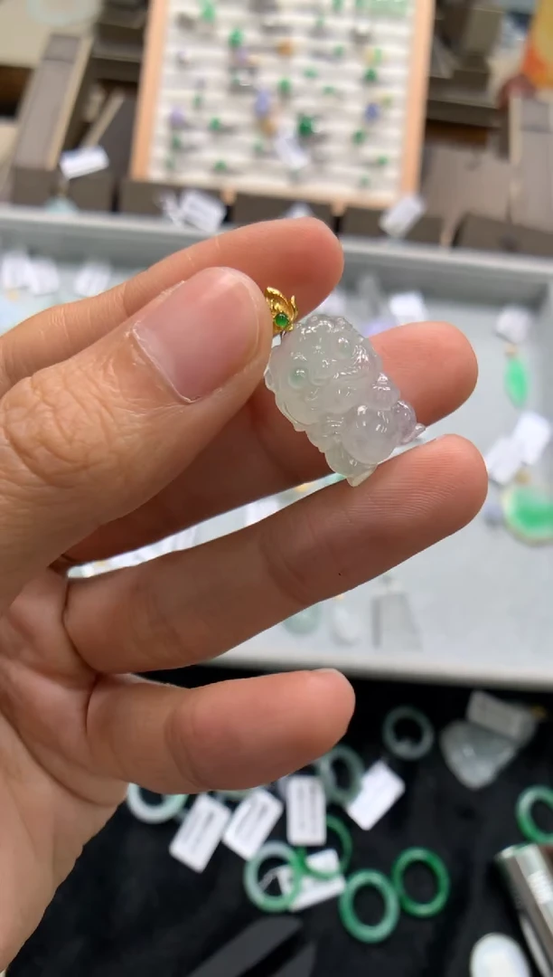 颈饰18K金镶嵌翡翠龙宝宝