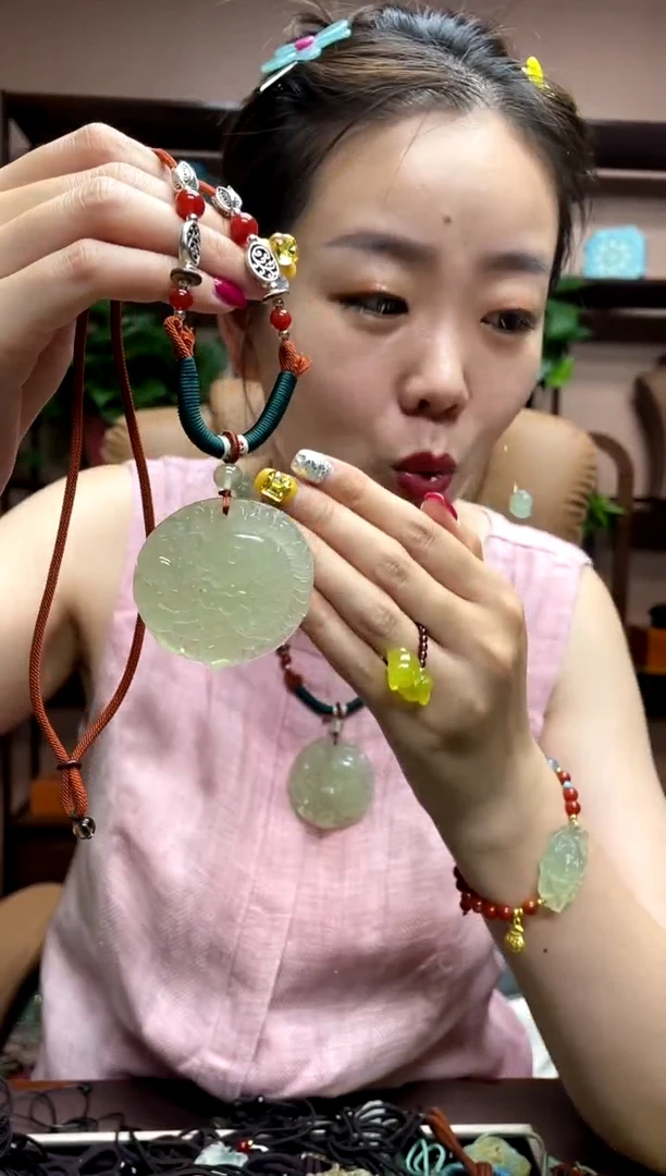岫玉未镶嵌吊坠多样性发货发其中之一