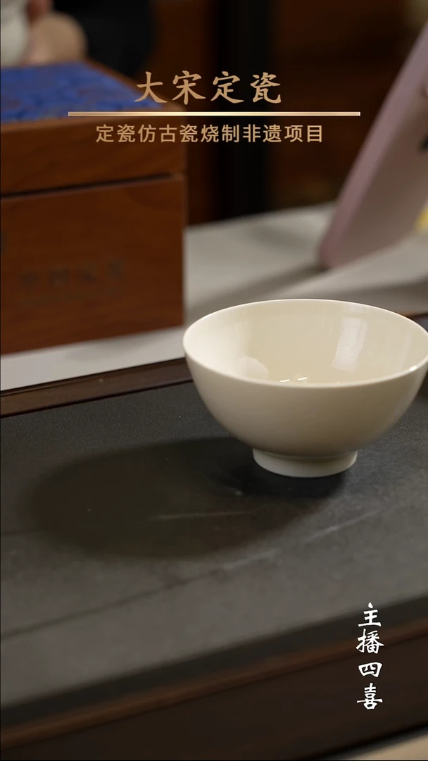 微瑕轻微积釉静瓜杯梅兰