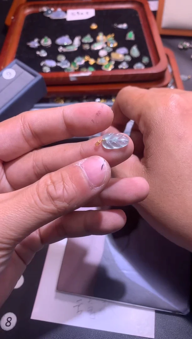 【闪购商品】翡翠吊坠(不含链)18K金镶嵌1颜色随机