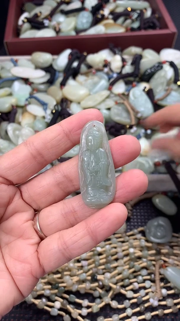 颈饰未镶嵌和田玉（多样性发一件）没有证书有瑕