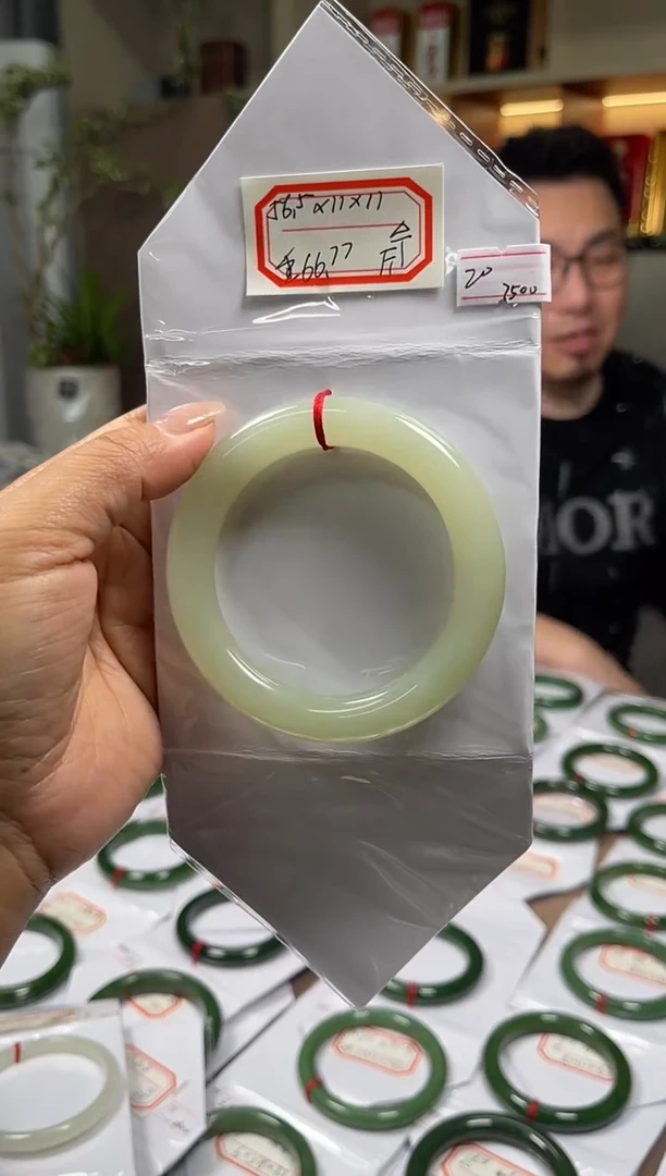 颈饰未镶嵌和田玉雨*精美手镯