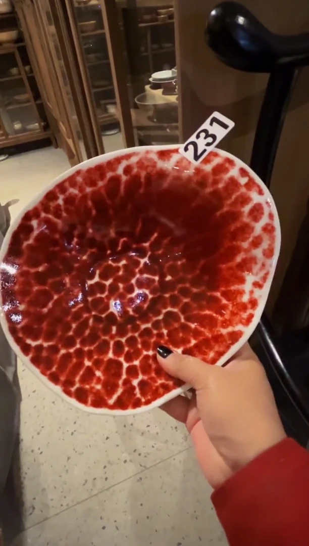 瓷片笨*F231郎红锤纹荷叶盘