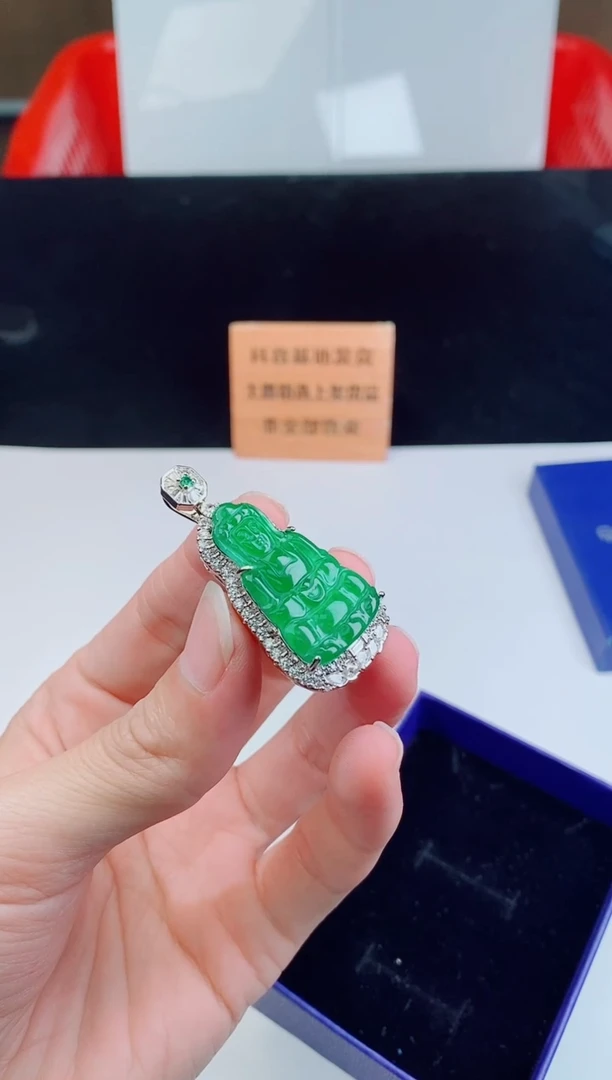 颈饰未镶嵌翡翠