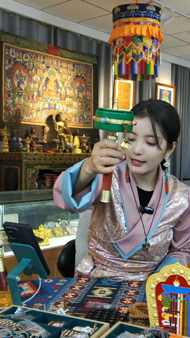泥塑绿妈妈手摇转筒-