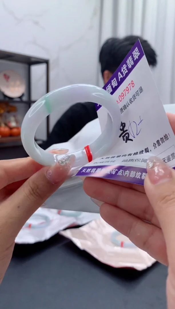 未镶嵌手镯（贵妃镯）翡翠有纹，完美者勿拍