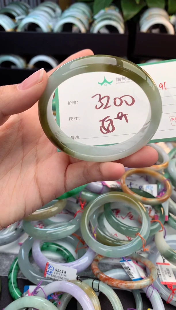 未镶嵌定制翡翠毛货需精细抛光+多人