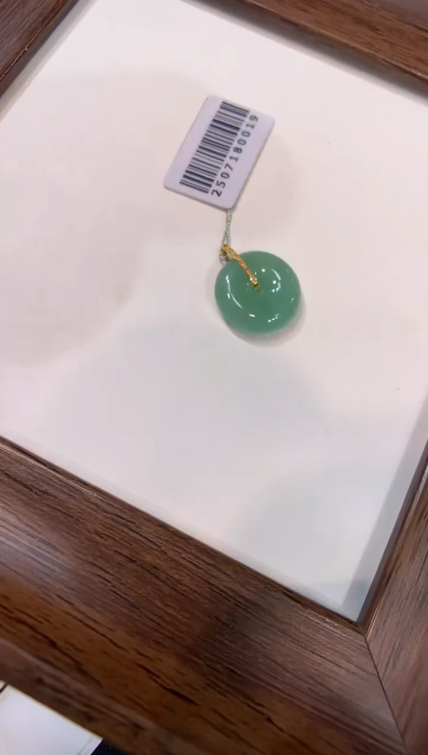 颈饰18K金镶嵌翡翠平安扣