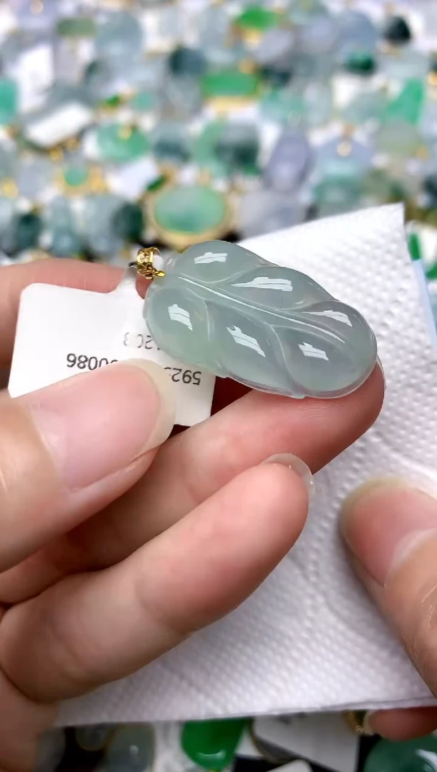 颈饰18K金镶嵌翡翠天然A货翡翠