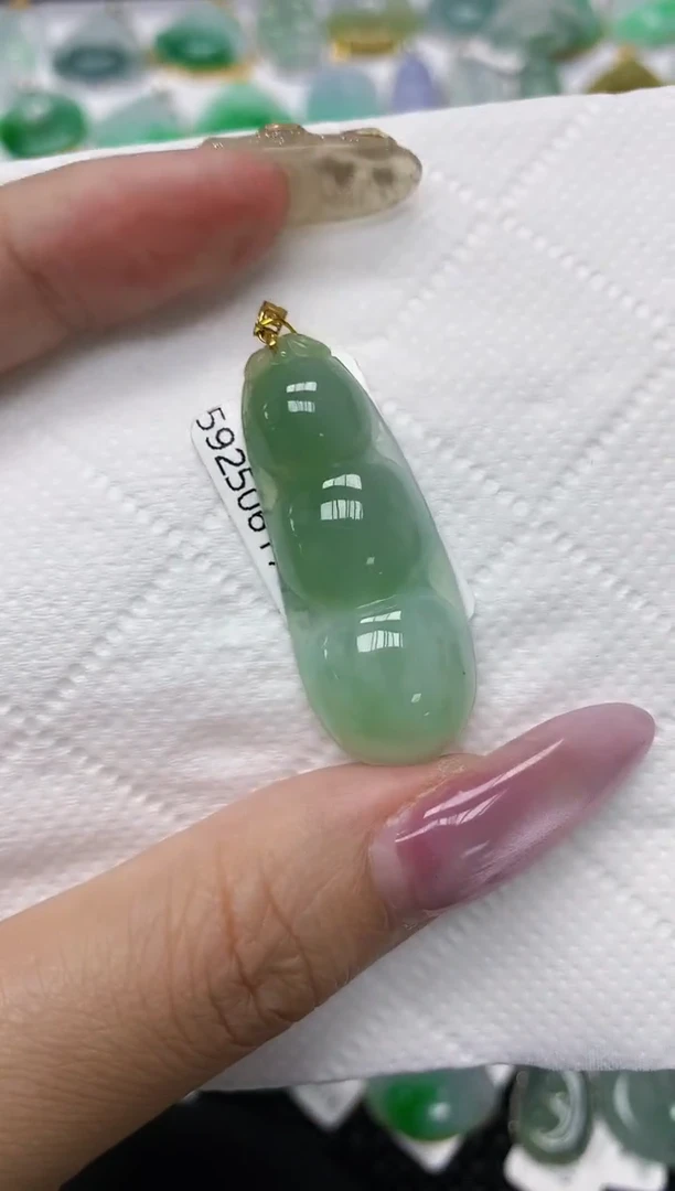 翡翠18K金镶嵌颈饰1111111111