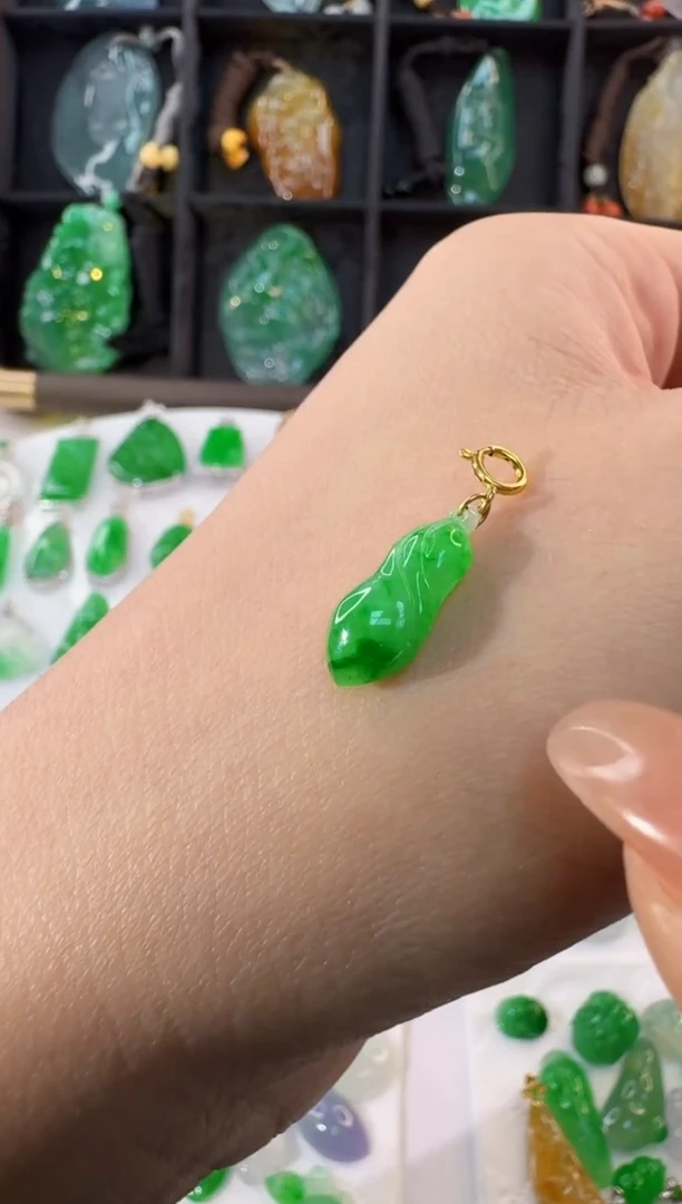 颈饰18K金镶嵌翡翠缅甸A货翡翠