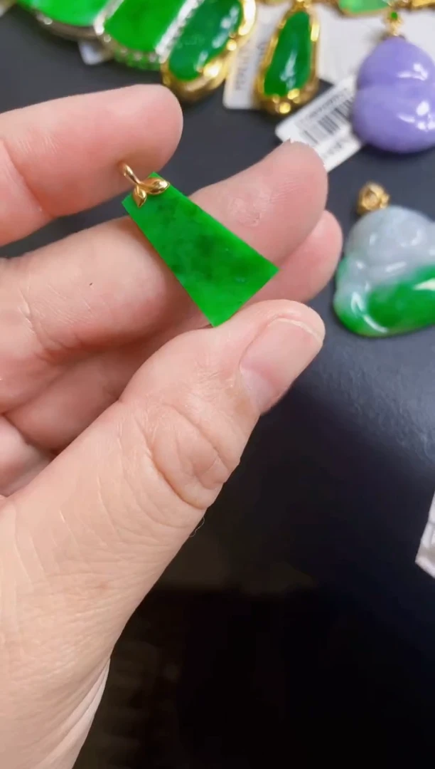 翡翠18K金镶嵌颈饰吊坠