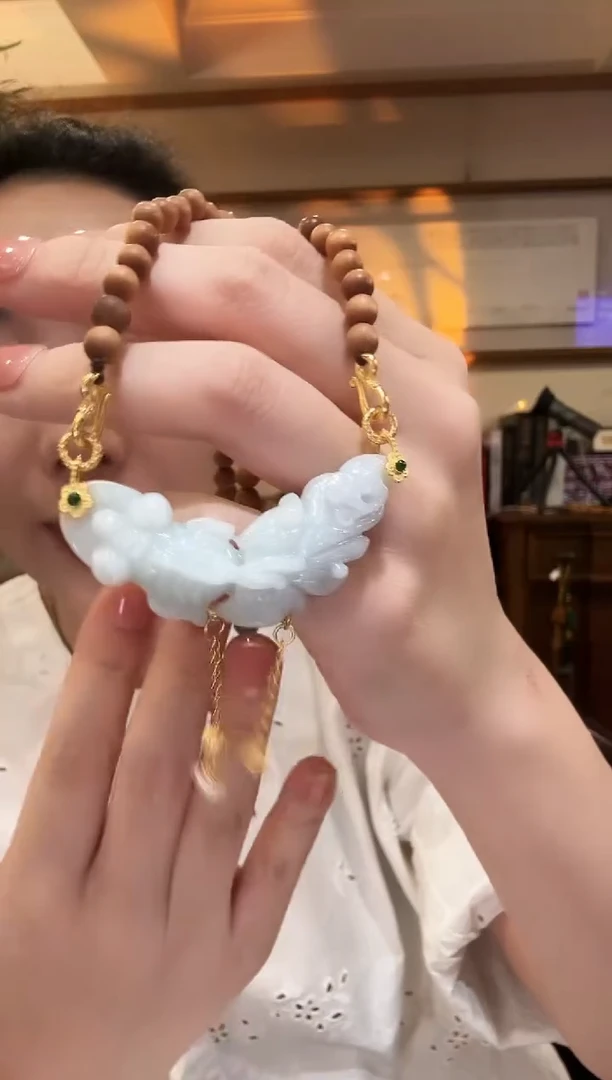 翡翠未镶嵌颈饰国风