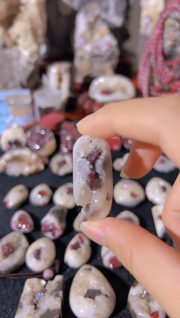 天然辰砂天然辰砂天然朱砂大晶砂随行吊坠