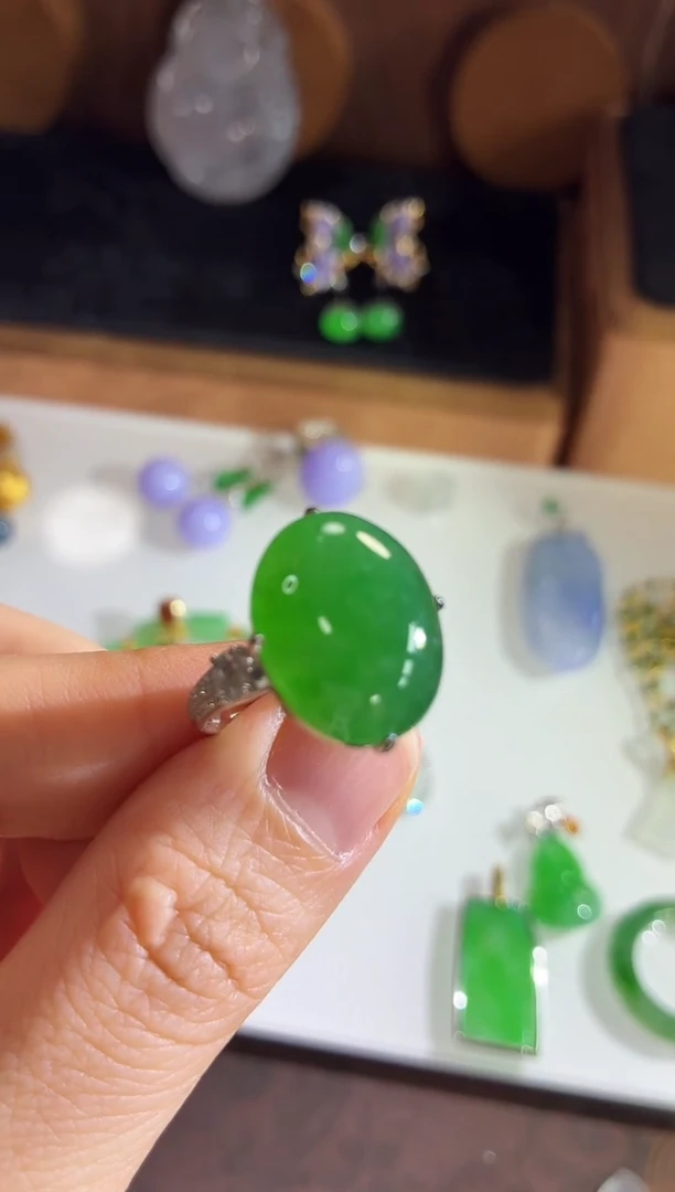 18K金镶嵌戒指翡翠戒指