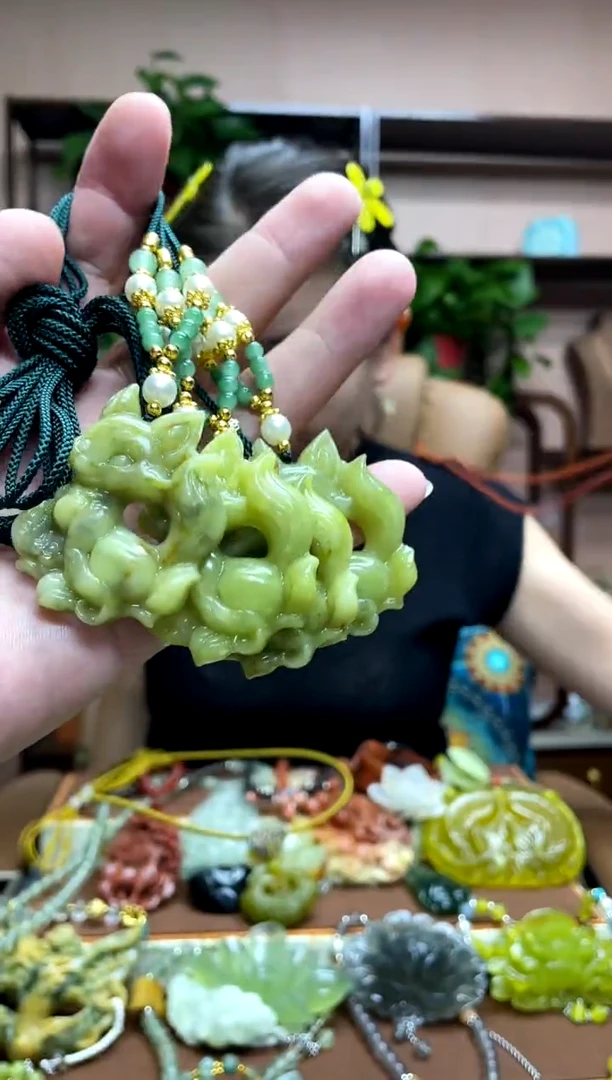 未镶嵌岫玉吊坠多样性发货发其中之一