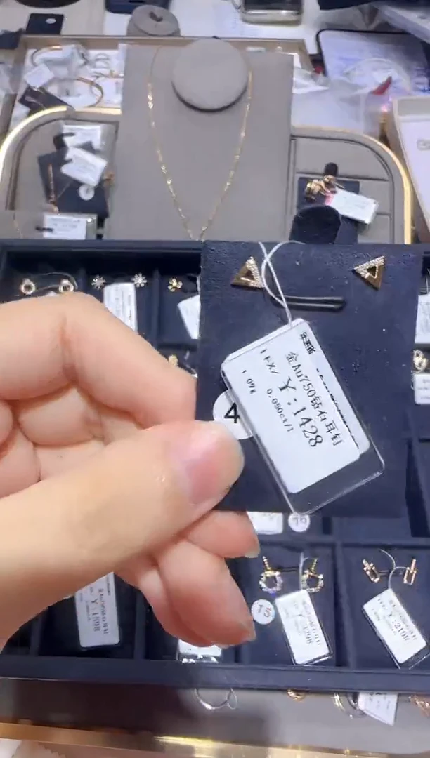 18K金镶嵌耳饰钻石墩*1185