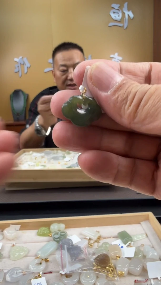 颈饰18K金镶嵌和田玉挂件