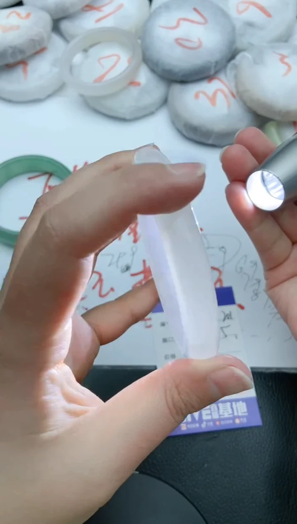 【闪购商品】石英质玉手镯未镶嵌201+62.5