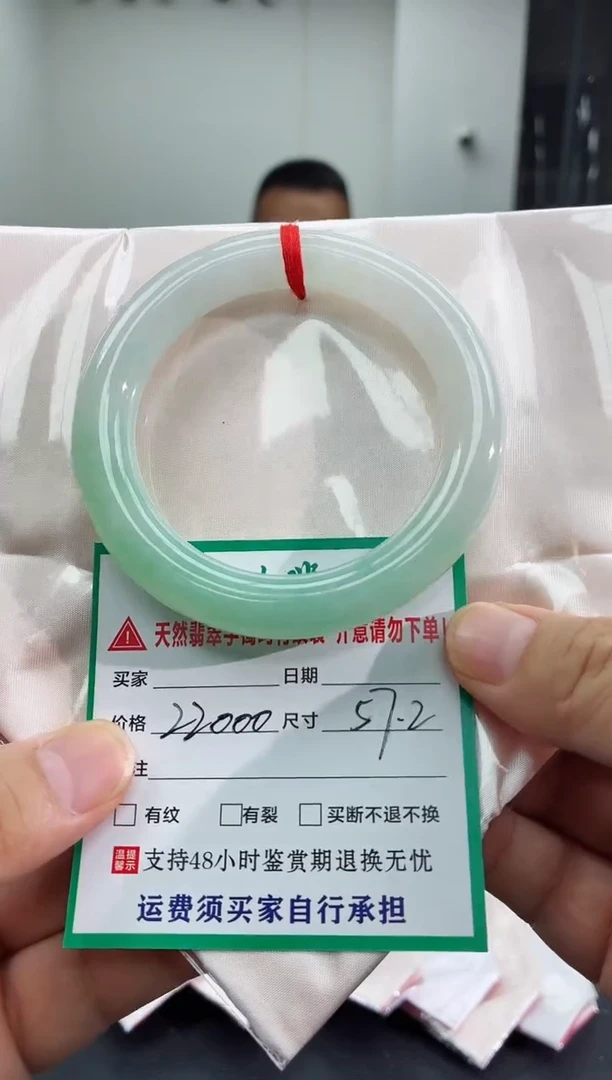 未镶嵌手镯翡翠x**。翡翠手镯