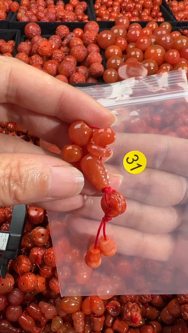 南红玛瑙未镶嵌颈饰1