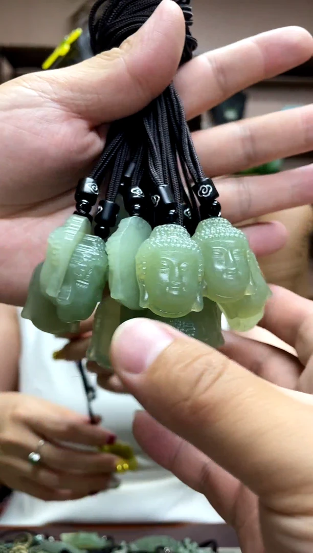 岫玉未镶嵌颈饰多样性发货发其中之一