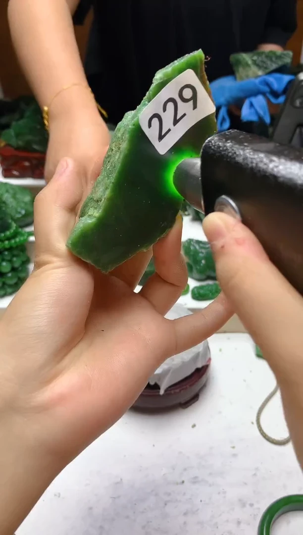 未镶嵌和田玉（碧玉）珠宝半成品1