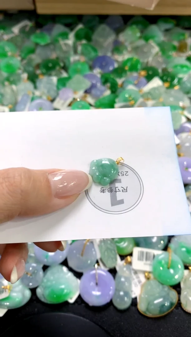 翡翠18K金镶嵌颈饰1111111111111111