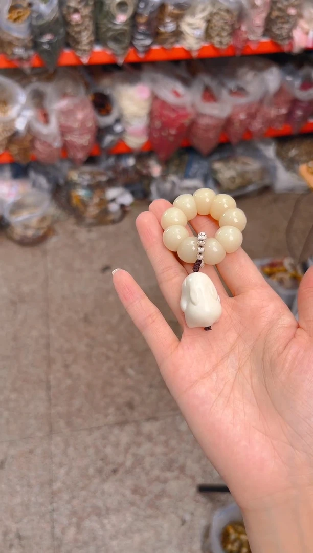 吊坠菩提根/象牙果荔枝栋手捻带白色兔