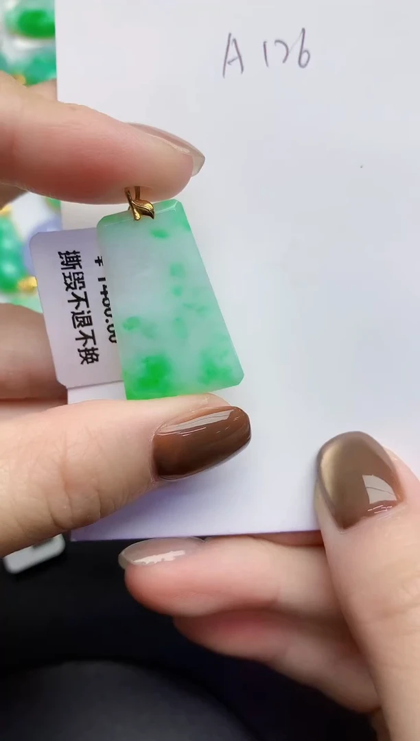 颈饰18K金镶嵌翡翠缅甸天然翡翠A货