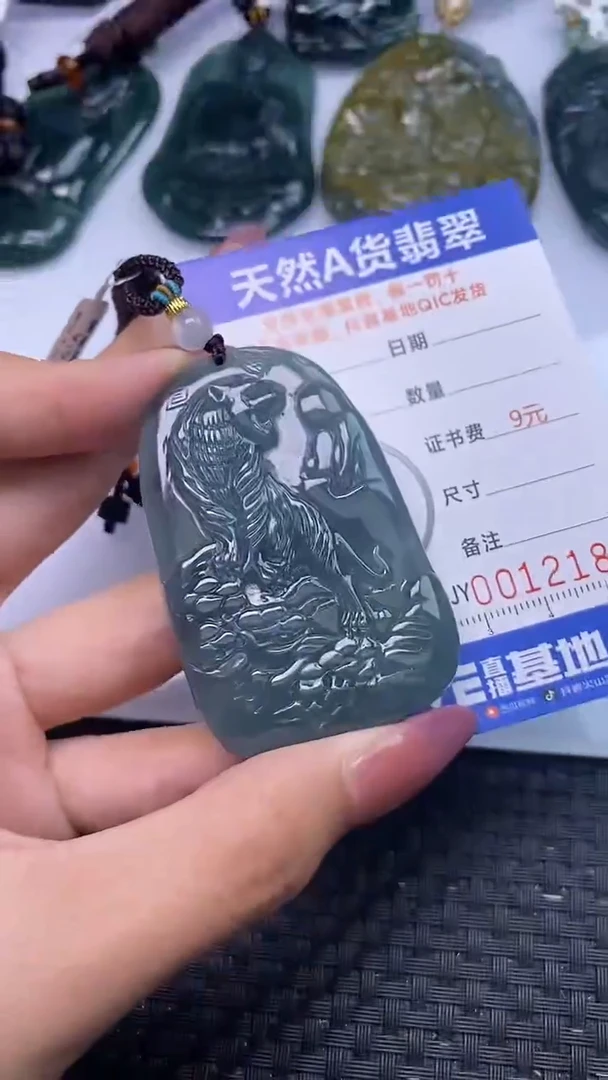 翡翠未镶嵌颈饰    2184