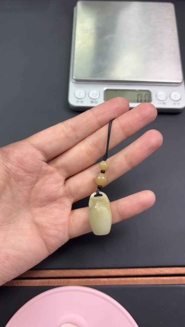 【闪购商品】和田玉吊坠(赠链)未镶嵌且末微色差近矿吊坠