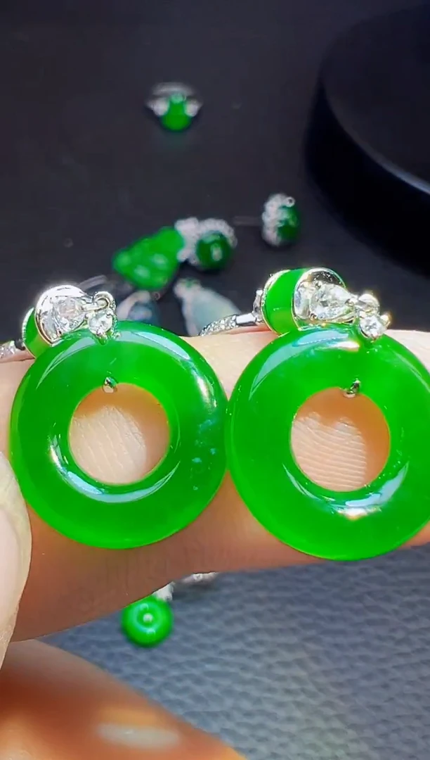 18K金镶嵌翡翠耳饰T****匙翡翠